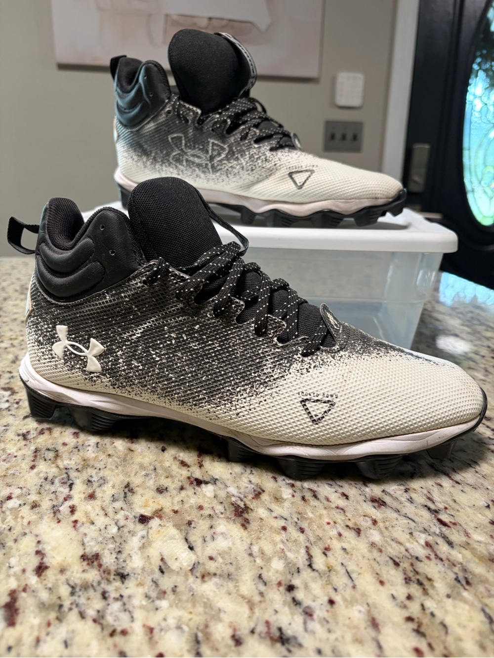 Men’s Under Armour Black & White Gradient Mid-Top Cleats **See Description **